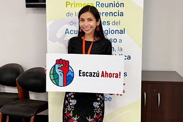 Mujer sosteniendo un letrero Escazú Ahora!